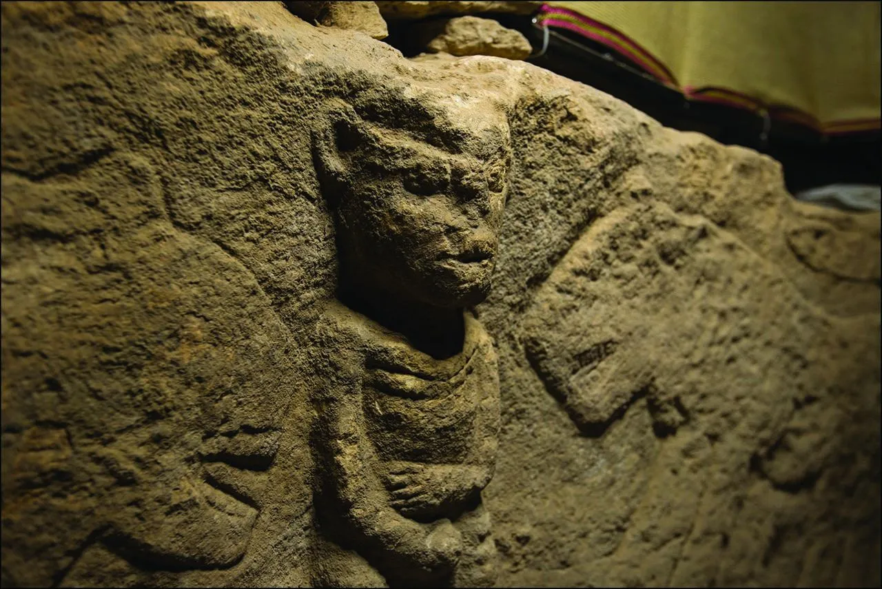 Şanlıurfa’daki ünlü Göbekli Tepe yerleşim yerine çok uzak olmayan bir yerde, bir arkeolog duvara oyulmuş 11.000 yıllık bir duvar oyması keşfetti. Bu, arkeolojik kayıtlardaki en eski anlatı tasvirlerinden biri olabilir.