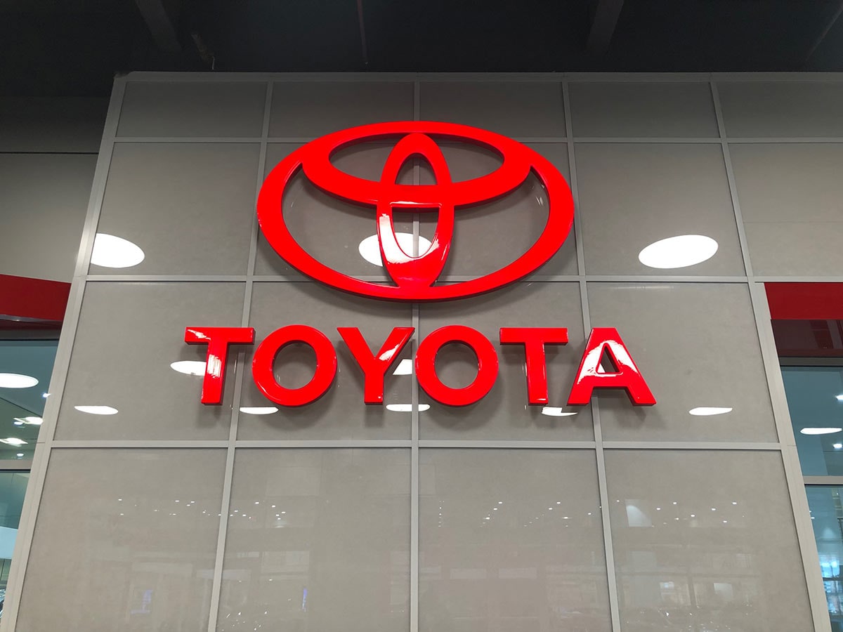 Otomobil sektörü 2023'e zamla girdi. Yılın ilk zamlı fiyatlarını açıklayan markalardan biri de Toyota. 
Toyota'nın 2023 Ocak fiyat listesine baktığımızda %6 civarında bir zam söz konusu. Toyota'nın Türkiye'deki en popüler modellerinden olan Corolla Sedan'ın fiyatı 607.050 TL'den 642.000 TL'ye yükseldi. 
Yine Türkiye'de popüler modellerden biri Toyota Yaris'in başlangıç paketinin ise 459.750 TL'den 517.200 TL'ye yükseldiği görünüyor.
İşte Toyota Ocak 2023 güncel fiyat listesi: