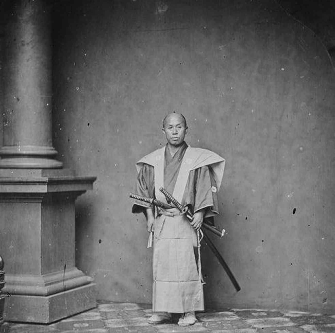 Samurayla genelde iki kılıç taşırlardı: Uzun Katana ve kısa WakizashiGeleneklere göre samuraylar, bir eve veya başka bir binaya girerken katanalarını bir hizmetçiye bırakmaları gerekirdi, ancak wakizashi (katanaların kısa versiyonları) her zaman ve her yerde taşınabilirdi. Wakizashi'ye genellikle samurayın sağ kolu denmesinin nedeni budur.